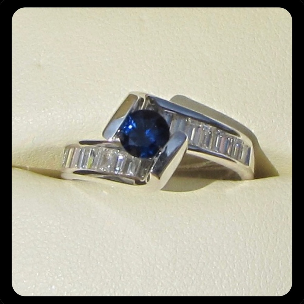 Blue sapphire and diamond baguettes ring - Picture 2 of 7